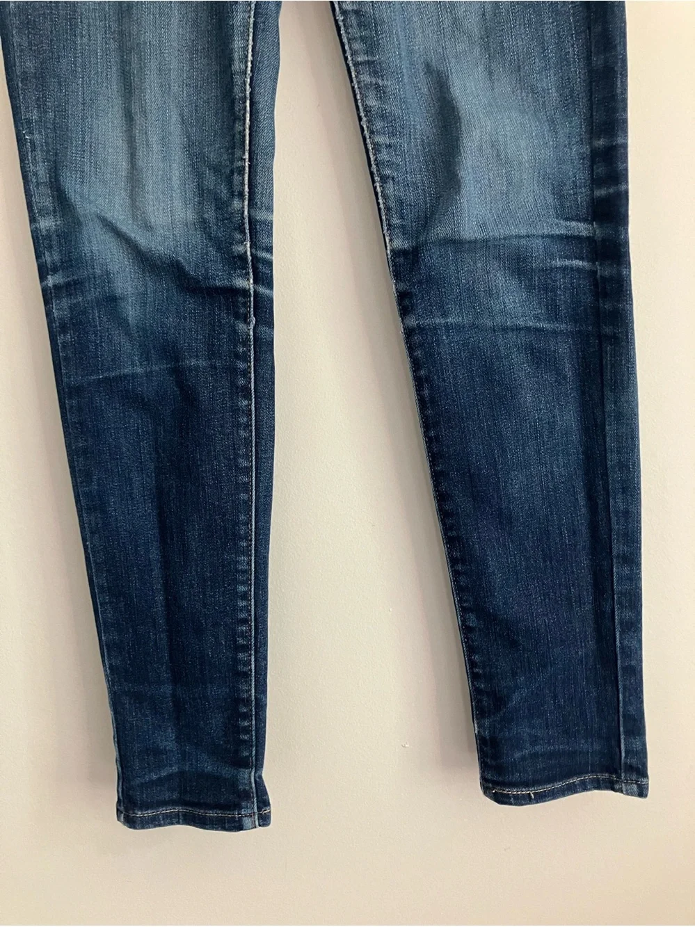 LEVIS Modern Rise Slight Curve Dark Wash Distressed Dark Wash Size 24